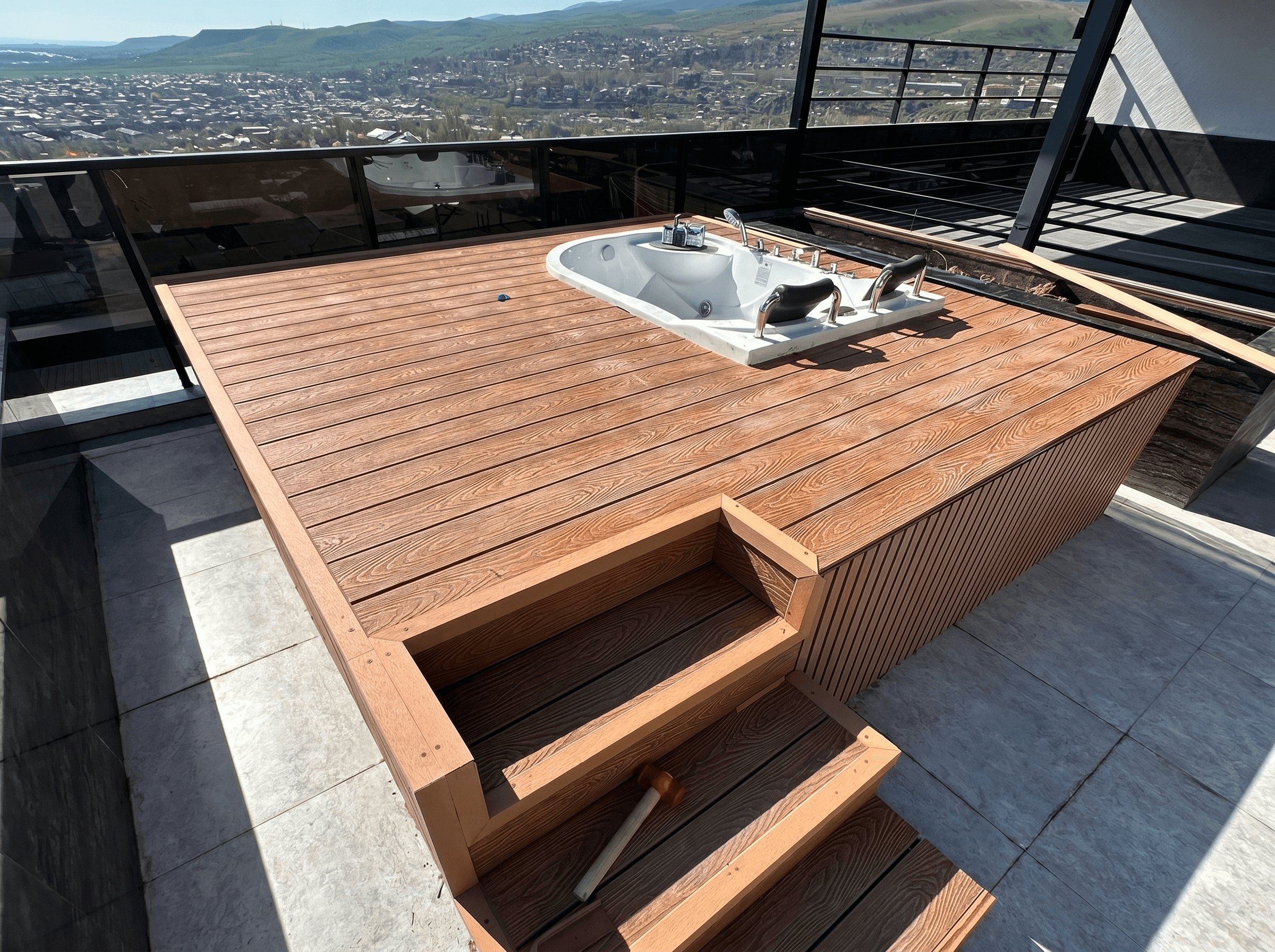 Кровельная терраса ДПК с джакузи и видом на горы в Алматы — работа Handecking